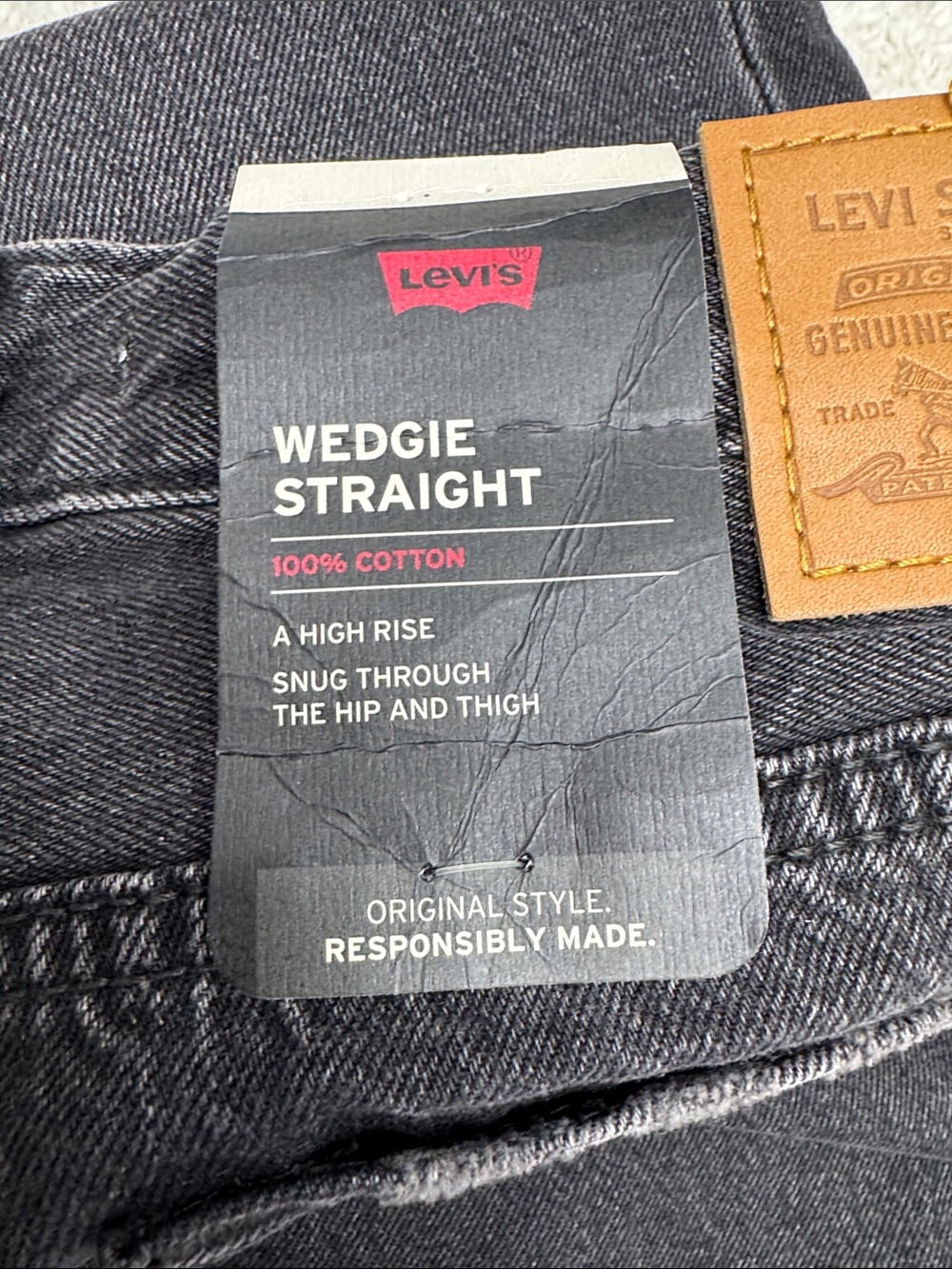 New Levi's Premium Wedgie Straight Waterless Black Distressed Knee Jean, Size 30 - Picture 14 of 14